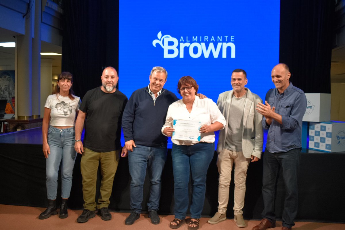 Junto al intendente de Almirante Brown <a href="/CascallaresPJ/">Mariano Cascallares</a> realizamos la presentación de la marca Hecho en Brown y entregamos certificados a los emprendedores que forman parte del programa.
