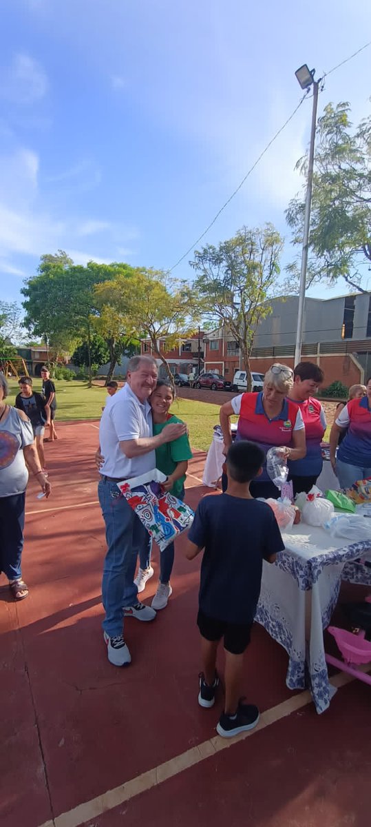 LuisCapaia's tweet photo. En la Chacra 151 vivimos algo más que un operativo junto al equipo del #NuevoPeronismoRenovador y la Comisión Vecinal, tejimos una jornada hermosa, con servicios de peluquería, ropero solidario, belleza de manos, juegos, sorteos, refrigerio y ese 🧉 compartido que siempre une... https://t.co/MdTaELIuaR