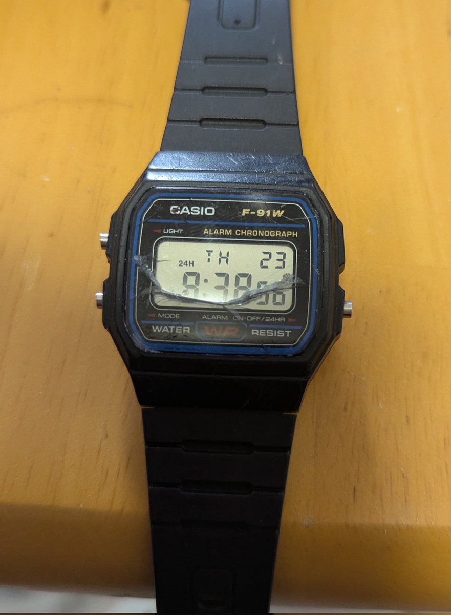 vr2fxa5's tweet image. 仕事用に使ってたチープカシオバキバキになってしまった😭
gショック買おうかな