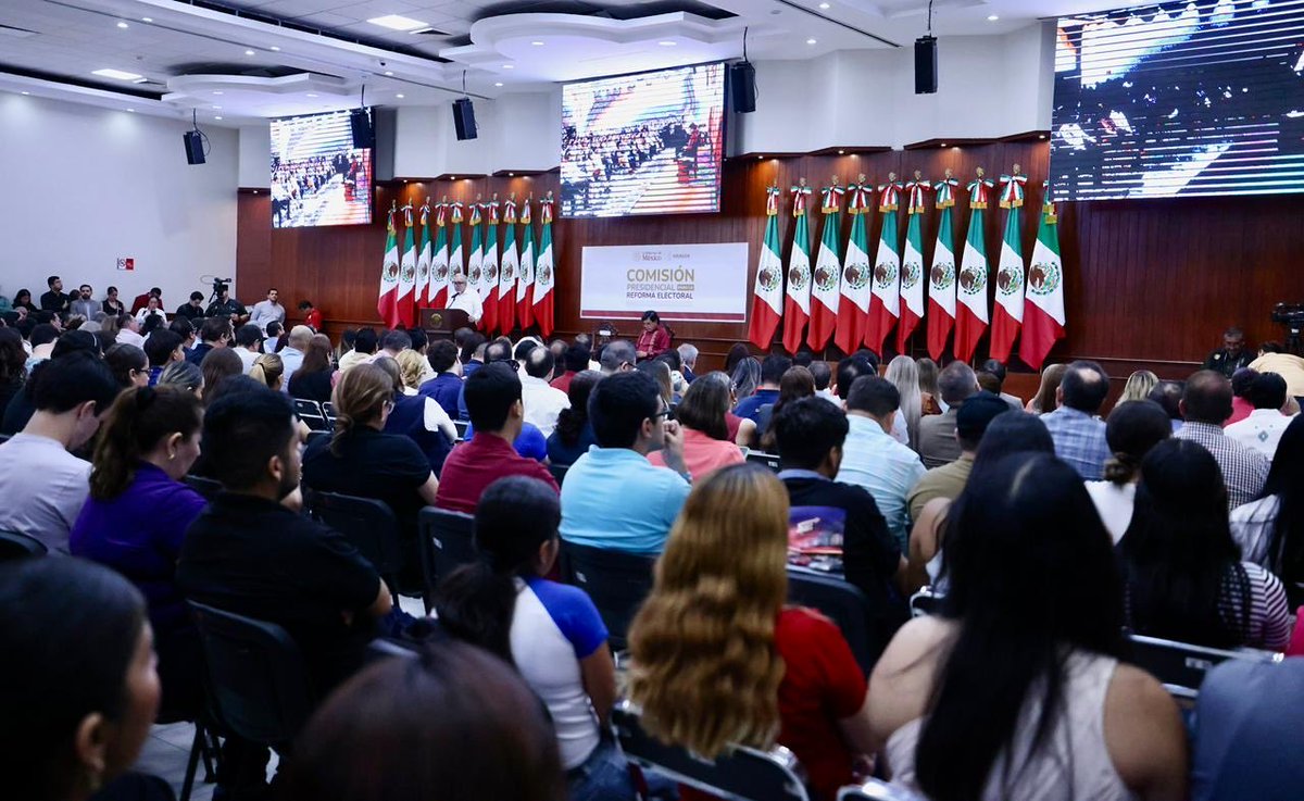 Nos congratula recibir la comisión de la presidenta @ClaudiaShein, a cargo del coordinador <a href="/JesusRCuevas/">Jesús Ramírez Cuevas</a>, para difundir el contexto legislativo real del sistema electoral mexicano. Consideramos que México vive un momento propicio para avanzar hacia una democracia que dé espacio,