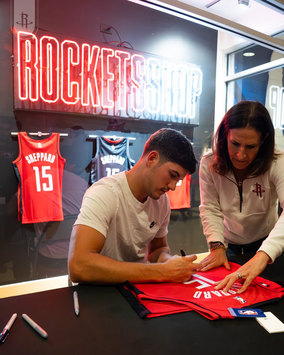 Swing by the Rockets Team Store to get an autograph from Reed Sheppard!

Only until 4PM and with the purchase of an item 🤝 