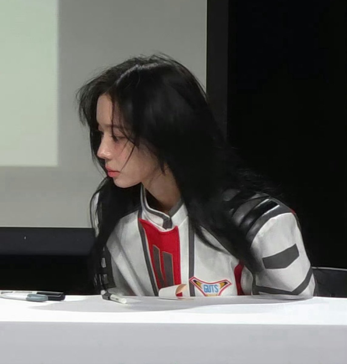 sparklywin's tweet photo. Idk why but her disheveled hair makes her 10x hotter https://t.co/3vM95OIwDG