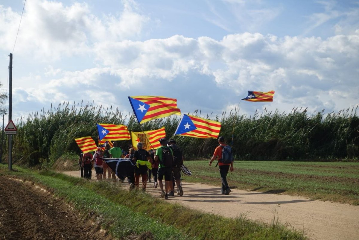 ConsellRep's tweet photo. 🔴 La #Columna27 ha arribat a Maçanet de la Selva.

🚶‍♀️ Demà 30km fins a Sant Celoni. Fent camí fins a la independència!

https://t.co/D97rkcYm8k

📲 Tota la informació al moment: https://t.co/Rc1LxT2MDI https://t.co/YP9fy6xpAk