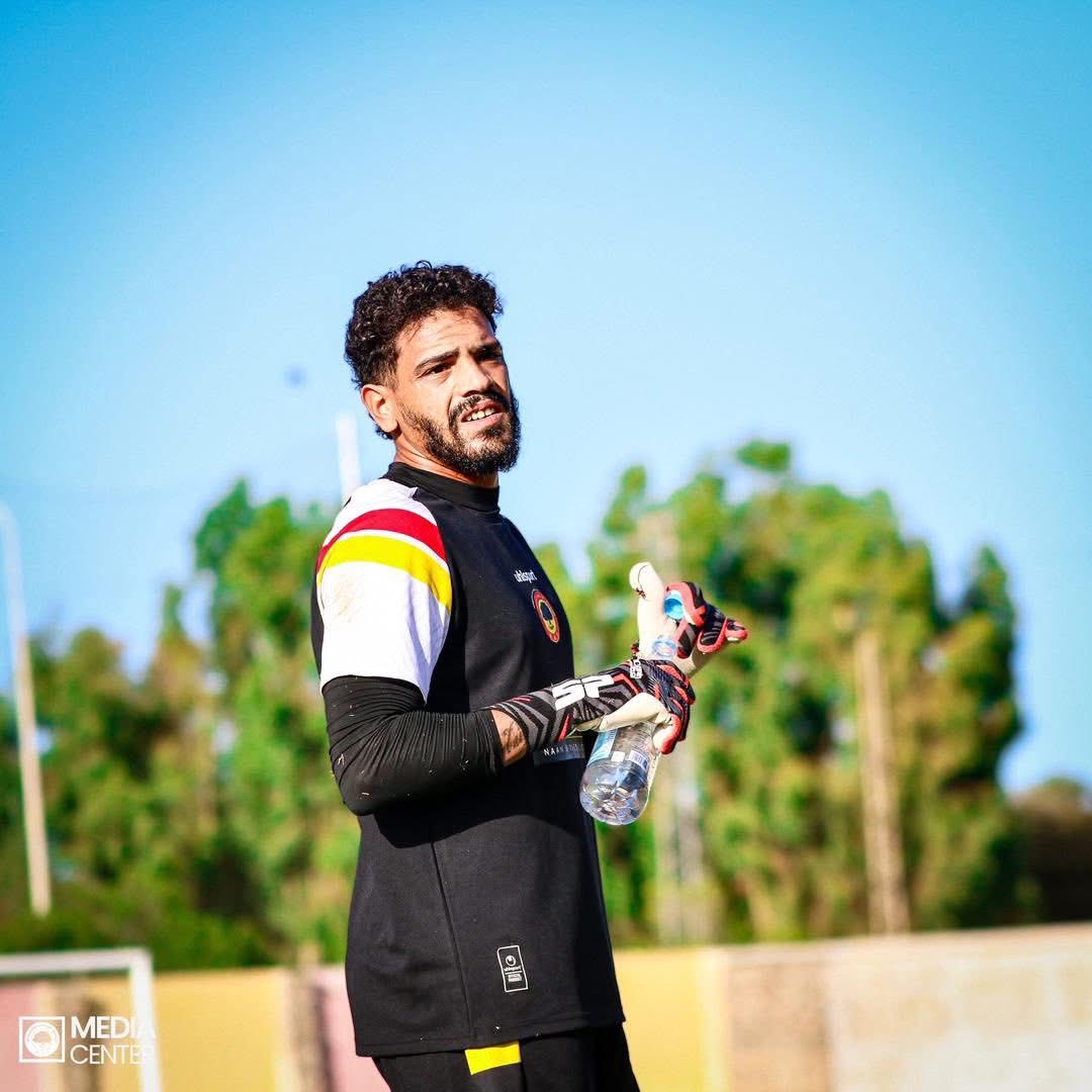 ❌ Y a aucune confirmation quant à une réserve déposée par l’Espérance de Tunis contre la participation de Charfi, le gardien de l’ES Zarzis. 

👉 Charfi a écopé de 4 cartons jaunes depuis le début de la saison. Sa participation est légale. 

❌ Flashscore n’est pas une source.