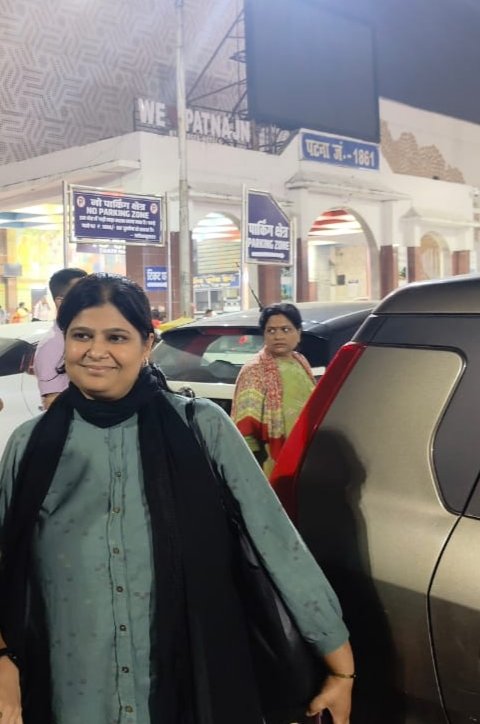 HumaNaaz85's tweet photo. हम पहुँच गेलियै बिहार!
जनता के नब्ज टटोलय लेल,
समझय लेल — कि आखिर वोटर के मिजाज की अछि!
रस्ता पर चर्चा, चाय पर बहस,
गाम-गाम में उठल सवाल —
ए बेर के बयार की कहै छै?
बिहार फेर तैयार अछि —
अपन आवाज़ सुनाबय लेल, अपन फैसला देबय लेल। #Maithli
#BiharElection #Bihar
#Groundreport https://t.co/V7V6RCITc1