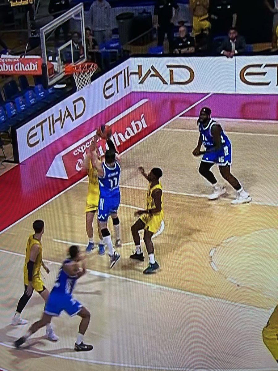 3.8 segundos quedaban, Garuba solo debajo del aro para ganar el partido y Hezonja decide chuparsela. Definitivamente de los jugadores con menor IQ que he visto.