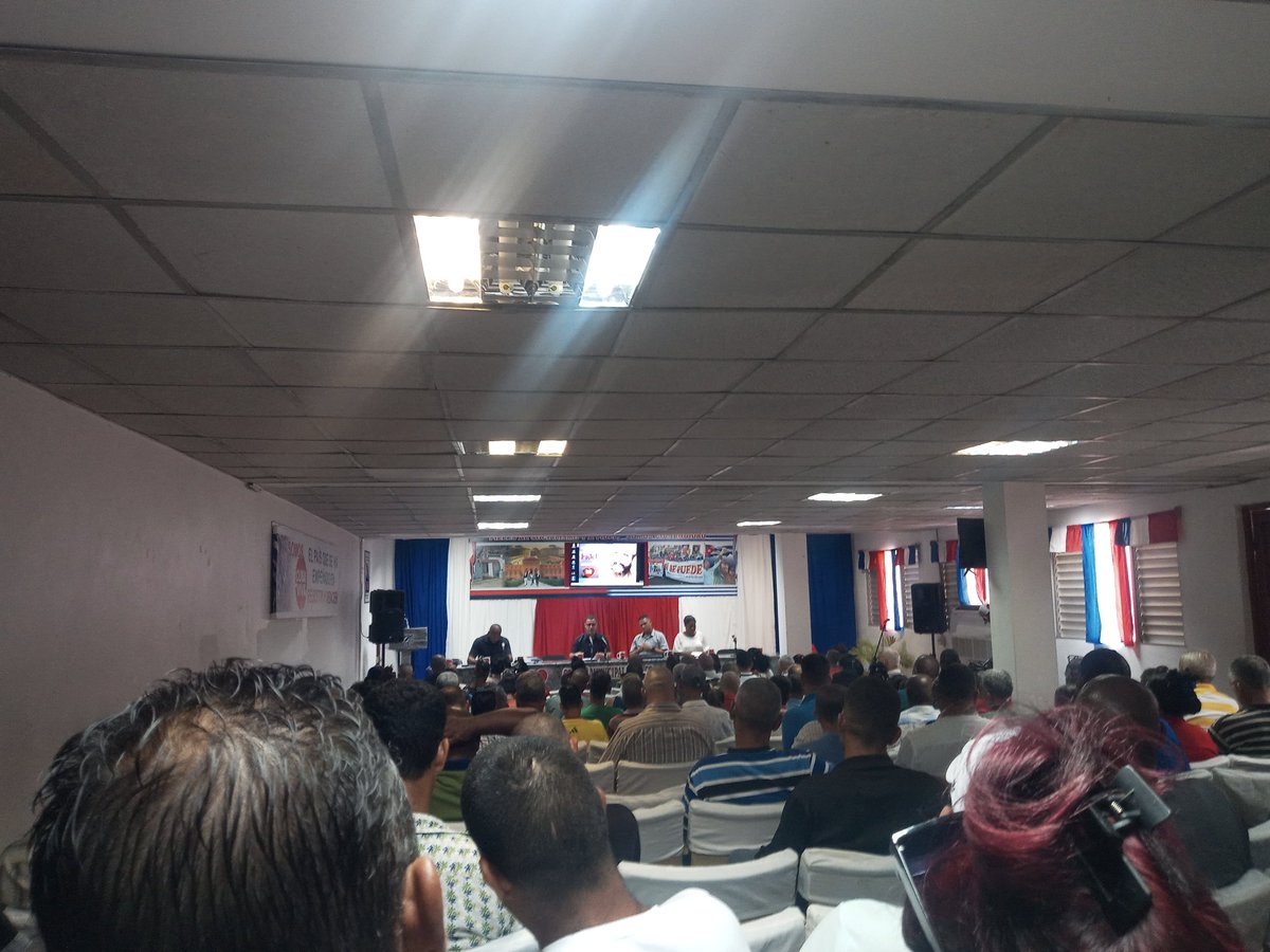 Funcionari81081's tweet image. #SentirPinero en el comité municipal del PCC en la #IslaDeLaJuventud con los análisis y reportes semanales del MININT, transporte terrestre y marítimo,salud y resultados de la semana de prevención y enfrentamiento al delito. #PoderPopular #SiSePuede