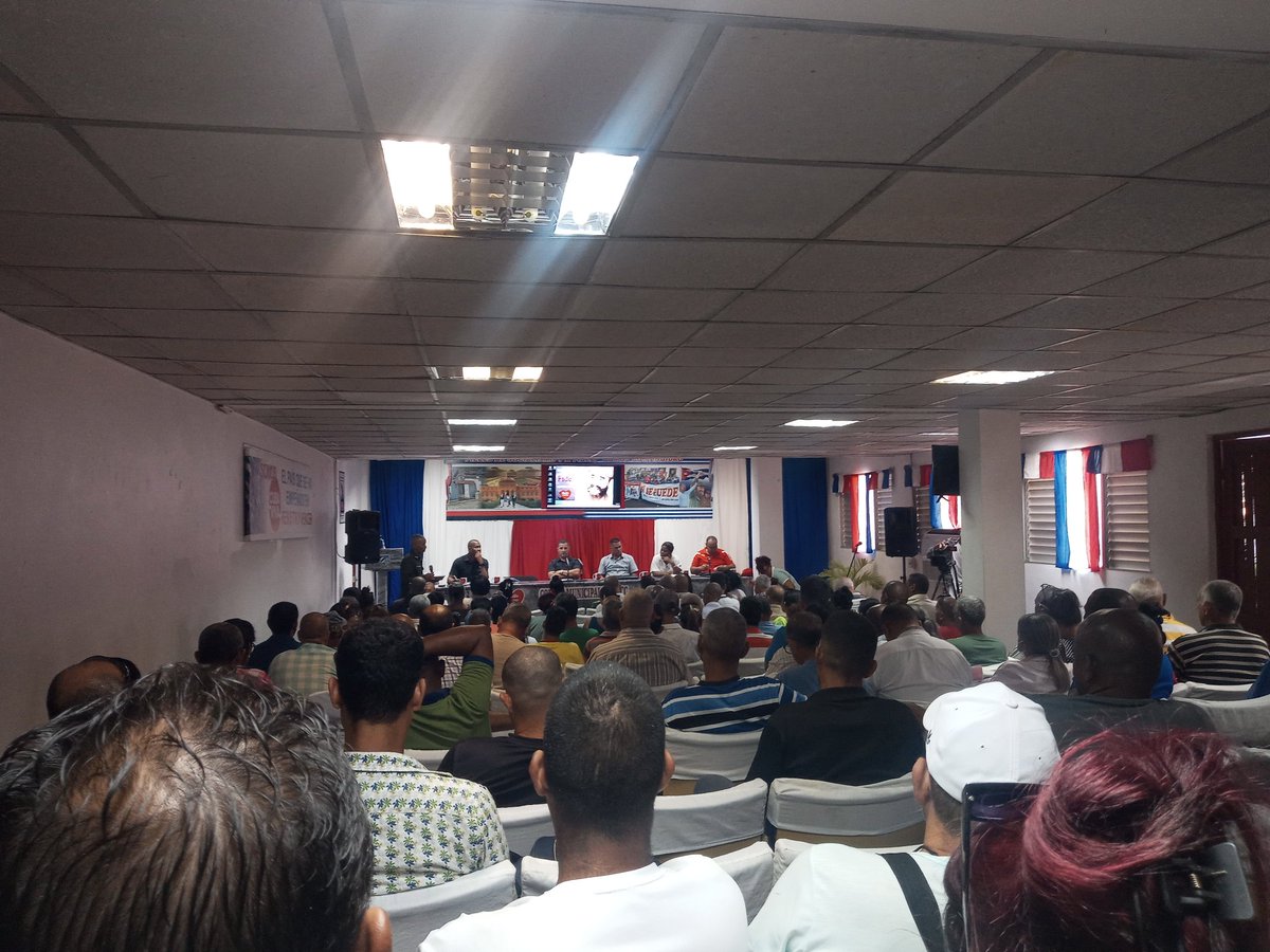 Funcionari81081's tweet image. #SentirPinero en el comité municipal del PCC en la #IslaDeLaJuventud con los análisis y reportes semanales del MININT, transporte terrestre y marítimo,salud y resultados de la semana de prevención y enfrentamiento al delito. #PoderPopular #SiSePuede