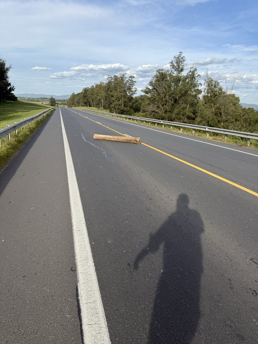 camboue's tweet photo. Así pasan las cosas .
El pelotudo del chofer del camión ? 
Nunca se enteró .
Flor de freno los de la Ranger. https://t.co/S5e2oepmkM