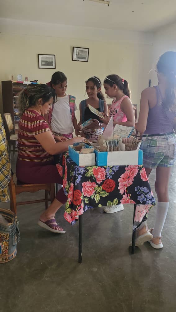 La técnica de la sala infantil-juvenil siempre al servio del lector. 📚 
Estudiantes visitan el centro solicitando de forma externa las obras  más acogedoras. 
#Taguasco
#CulturaTaguasco 
#BibliotecaSucursal 
#SanctiSpíritusEnMarcha