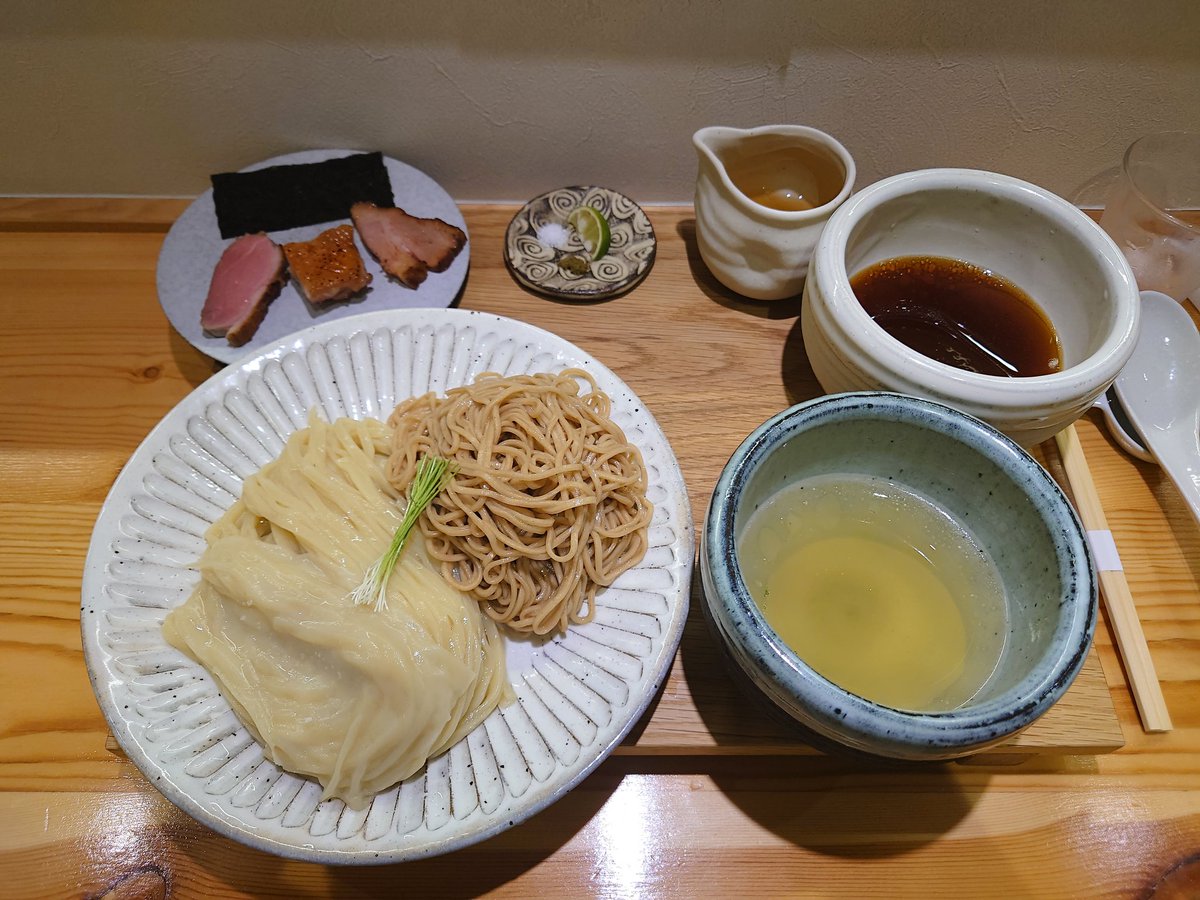 せいめん未さく
つけめん スープダブル 大盛
以前食べた時つけ麺が美味しかったたのでリニューアルして頂きに😏 勿論両方のつけ汁が味わいたくて塩と醤油両方で😁 麺はそれぞれ特徴の違う蕎麦っぽい風味の麺にモチッとした麺☺️ トッピングの鴨と名古屋コーチンのチャーシューめちゃ美味い🥰 ゴチでした