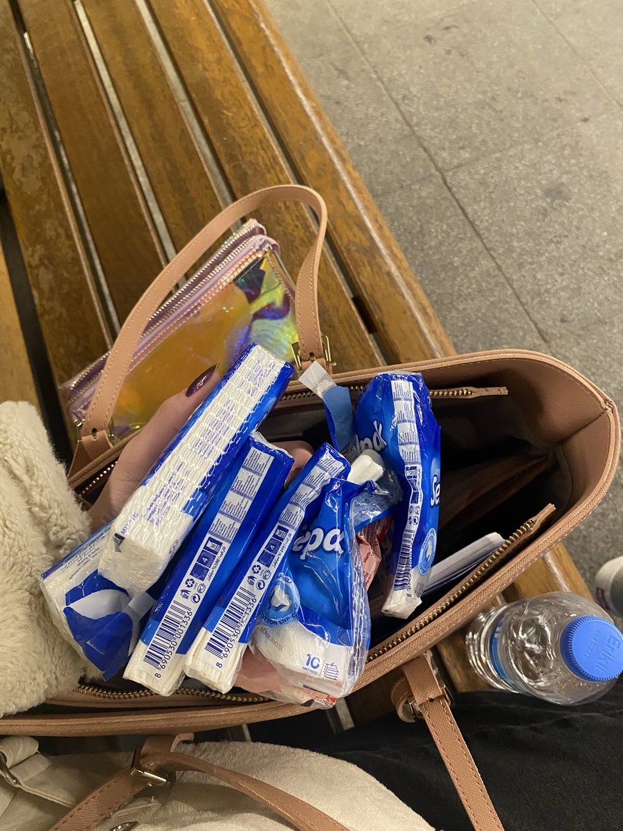 Galiba dışarda peçetesiz kalacağım diye ödüm kopuyor şu çantanın başka bir açıklaması olamaz Wpdğwğdüwüdüw