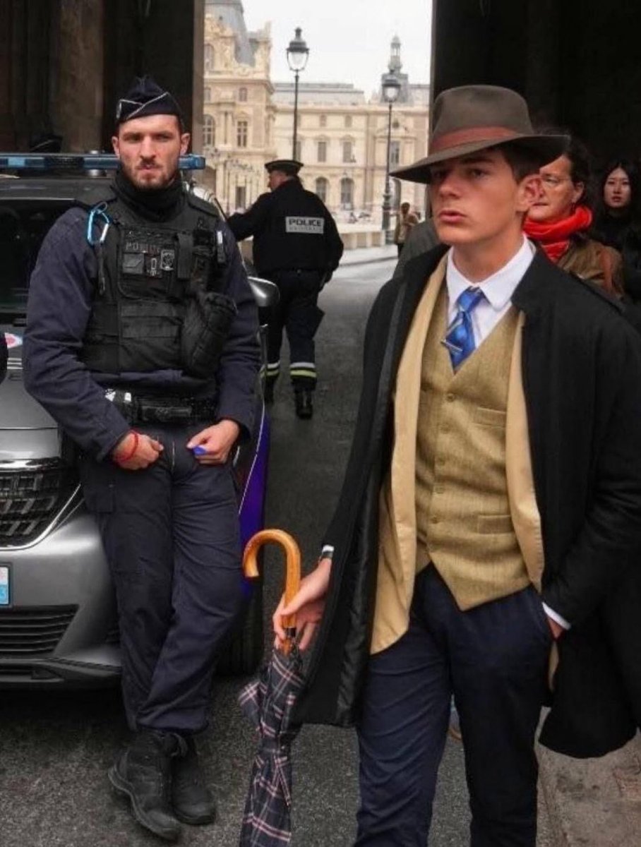 WarMonitor3's tweet image. The French detective tasked with solving the Louvre heist.

Have to love the French😂