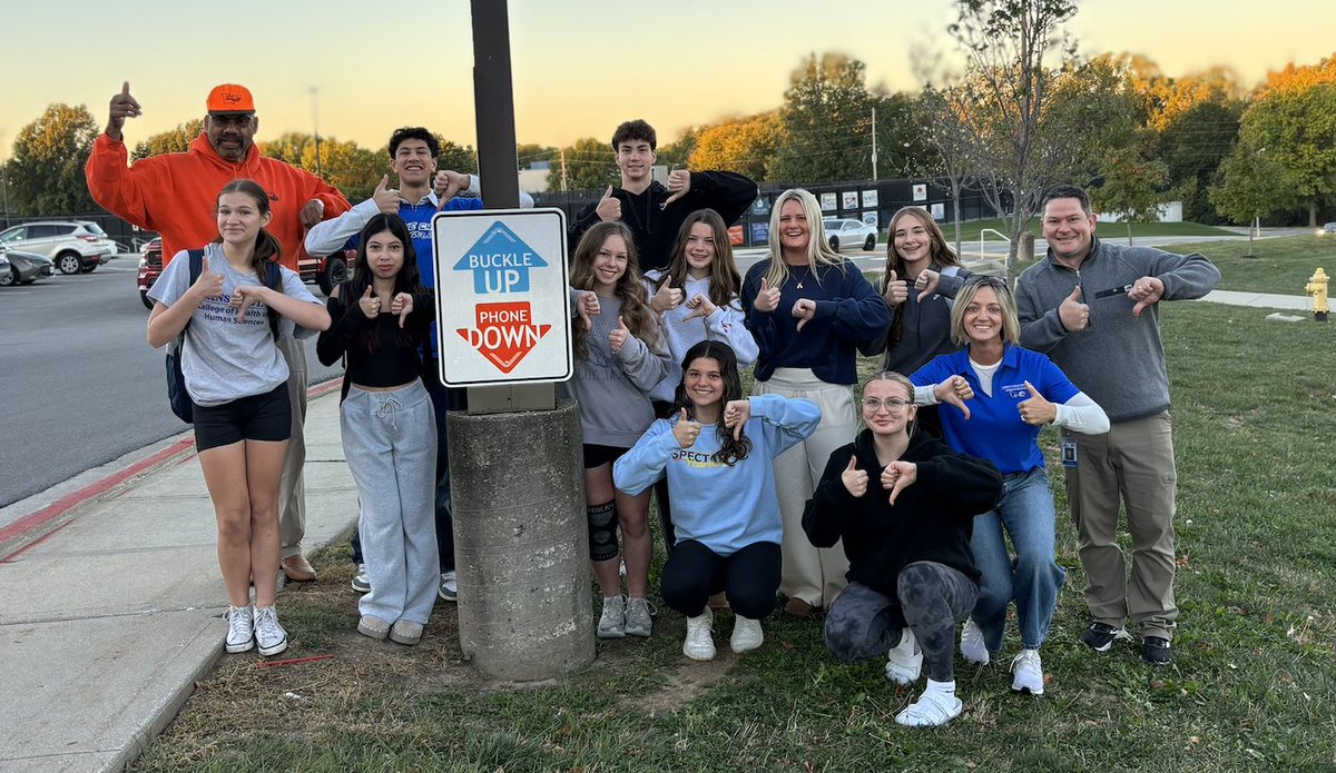lhs_navigator's tweet photo. 🙌📣Buckle Up Phone Drive campaign officially underway 💯thanks to @LHSJAYS #FRESHclub! Partners include @MoDOT_KC @ThinkFirstFndt and #LibertyAllianceForYouth #BUPD 👍👎 Support National Teen Driver Safety Week by signing the pledge👇👇👇👇👇https://t.co/jNssZLR4W6
#savemolives https://t.co/4sOM7cRihR