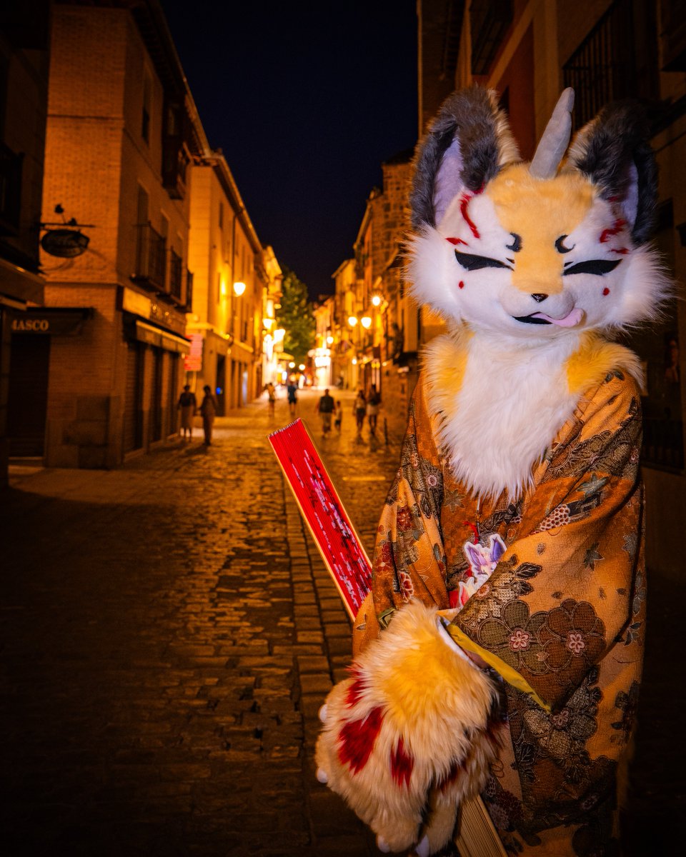 Lights of Toledo~

🦊: <a href="/Gabilhondo1/">Gabilhondo</a> (Kohaku Sun)
🧵: <a href="/qinghe34/">qinghe</a> 
📸: <a href="/Slibiniukas/">Dragoniel</a> 
#furry #fursuit #fursuiter