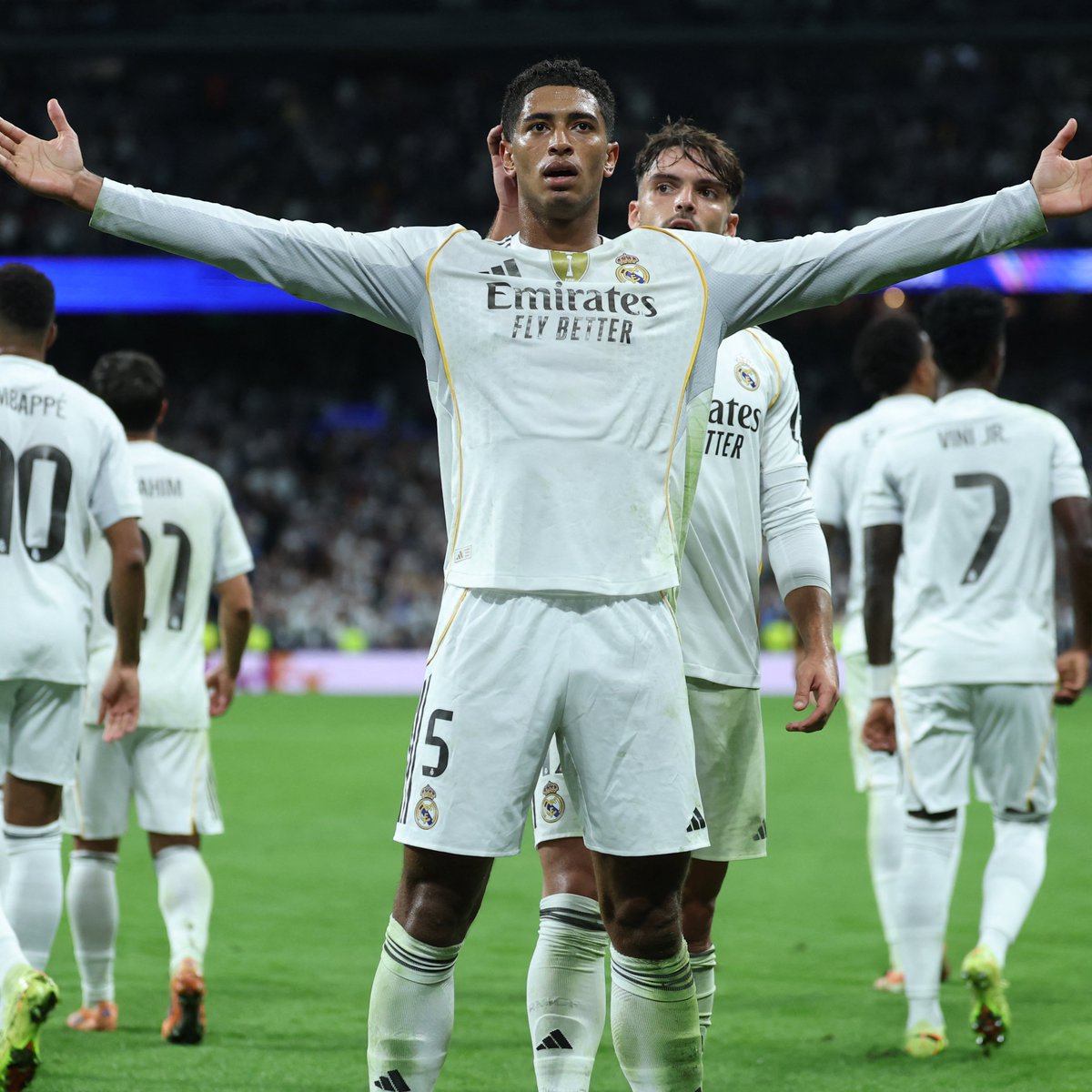 الملك جود بيلينغهام مع الملكي #ريال_مدريد 🤍 :

- لعب 107 مـُباريات 🏟️
- ساهم بـ 66 هـدف 🎯
- سجل 39 هـدف ⚽
- صنع 27 هـدف 🅰️

#ريال_مدريد_يوفنتوس  
#دوري_أبطال_أوروبا