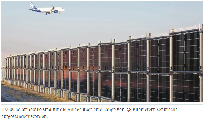Kl_Stone's tweet image. Heute ist am Flughafen #Frankfurt eine 17,4 MWp-#PV-Anlage aus 37.000 senkrecht errichteten Modulen in Betrieb genommen worden.

Die Anlage verläuft an der Startbahn West, hat eine Ost/West-Ausrichtung und ist 2,8 km lang. Bauherr war Next2Sun...

1/x
pv-magazine.de/2025/10/22/174…