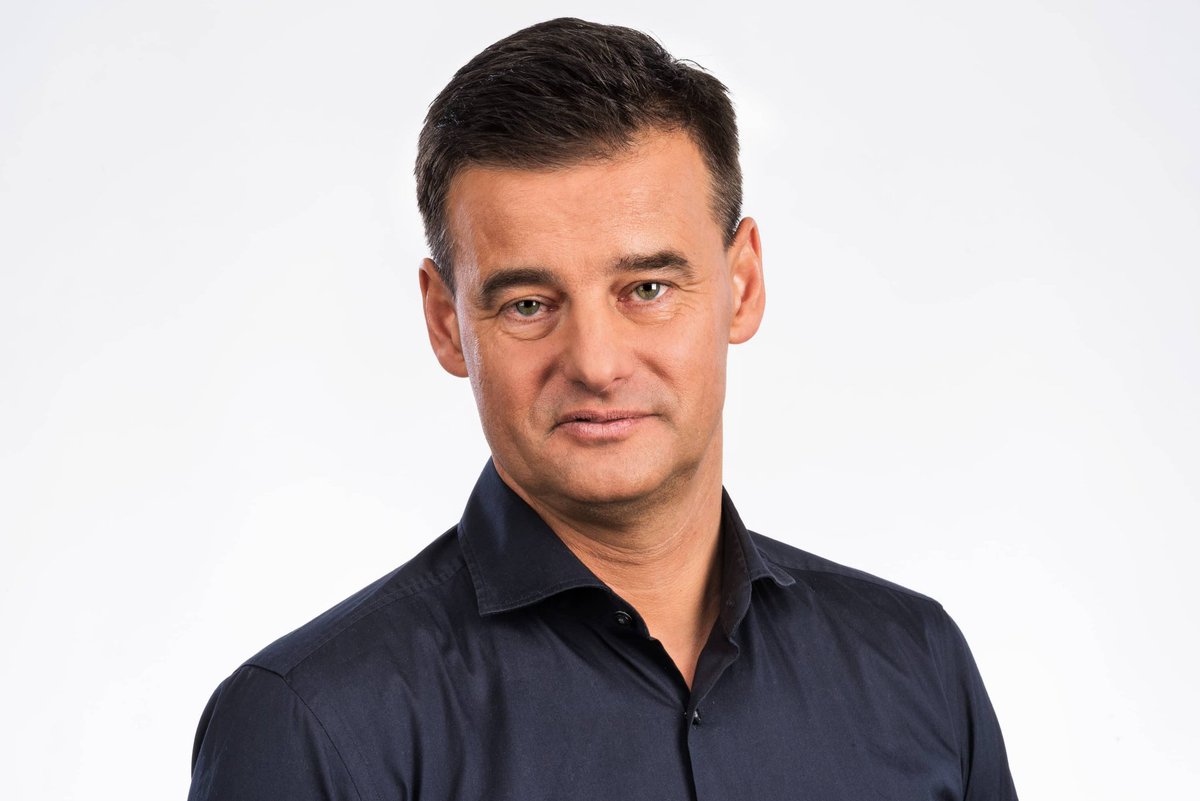 #vandaaginside
Deze onbenul gaat morgen het debat leiden. 
Totaal ongeschikt. 

Geen neutraliteit.
Duidelijk voorkeur voor links.