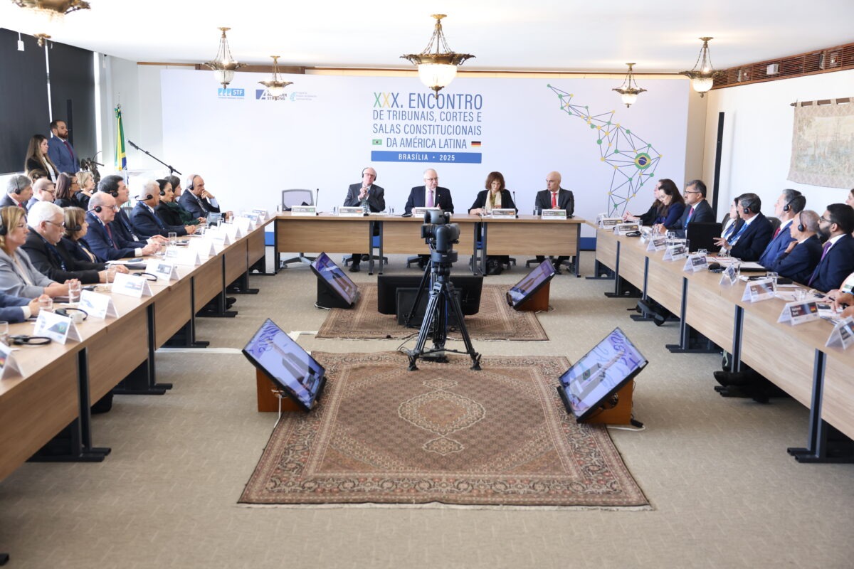 ⚖️ <a href="/STF_oficial/">STF</a> abre 30º Encontro de Tribunais Constitucionais da América Latina e do Caribe. O presidente da Corte, ministro Edson Fachin, defendeu a cooperação entre países para a defesa da democracia: bit.ly/encontro-tribu… 

#PraTodosVerem: contém descrição da imagem