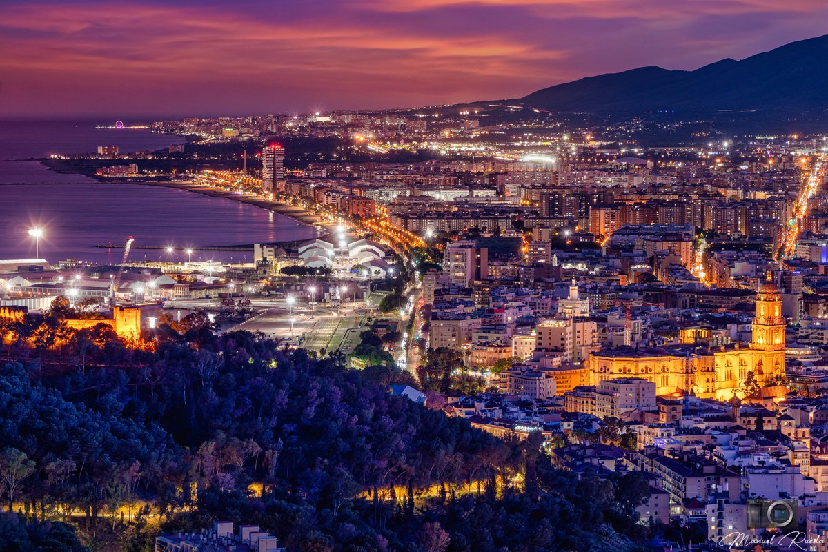 Noches de #Málaga...
#SienteMLG

Foto: <a href="/Zappa_Malaga/">Zappa ۞</a>