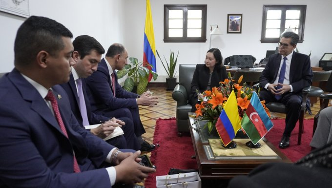 Señores del Despacho del Viceministerio de Relaciones Exteriores de Colombia: tienen colgado un retrato del Presidente Petro. Está muy bonito, pero es ILEGAL.

El Decreto 1678 de 1958 lo prohíbe expresamente. No es una opinión, es la ley. Las oficinas públicas son del Estado, no