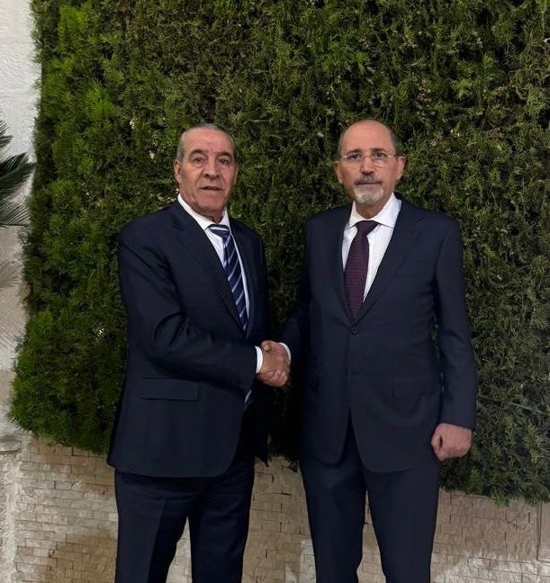 أجرى نائب رئيس الوزراء ووزير الخارجية وشؤون المغتربين أيمن الصفدي <a href="/AymanHsafadi/">Ayman Safadi</a> مع نائب الرئيس الفلسطيني حسين الشيخ <a href="/HusseinSheikhpl/">حسين الشيخ Hussein Al Sheikh</a>، مساء اليوم، محادثاتٍ شارك فيها مدير دائرة المخابرات العامة اللواء أحمد حسني، ومدير المخابرات الفلسطيني ماجد فرج، ركّزت على جهود تثبيث وقف إطلاق