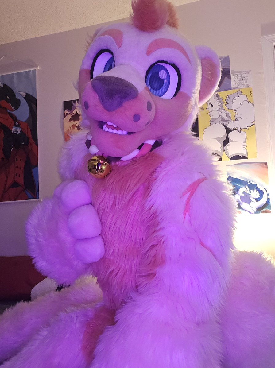 This is my good side, where you can see my arm pattern. #fursuit #furry
