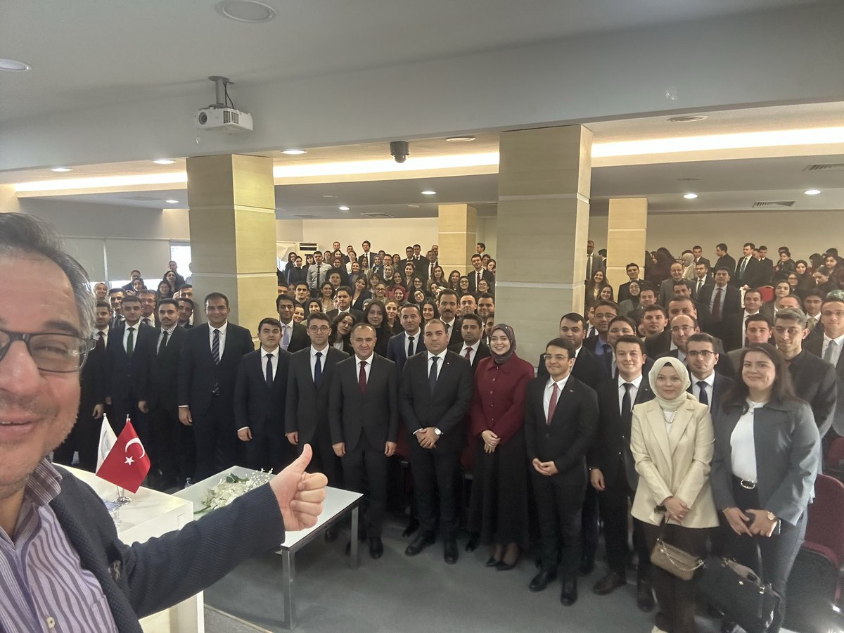 Türkiye Adalet Akademisi’nde 2.Dönem Hâkim ve Savcı Yardımcılarına yönelik Meslekî İletişim dersinde ‘Meslek Büyükleri’ bölümünün bu dönem ilk konuğu olan Hakimler ve Savcılar Kurulu Genel Sekreteri Sn. Atila Öztürk’e teşekkür ederim.
Yardımcılarımızın yolu ve bahtı açık olsun.