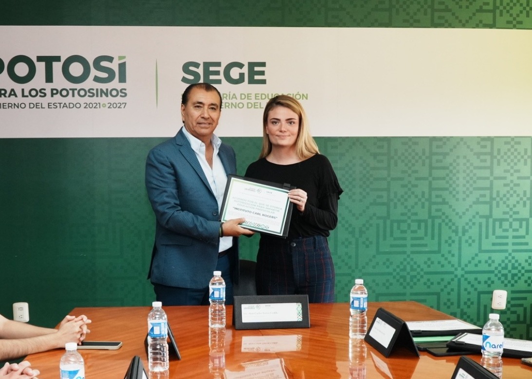 En un ejercicio de transparencia y legalidad, el secretario de Educación, Juan Carlos Torres Cedillo, entregó el RVOE al Instituto Carl Rogers para impartir educación primaria.
Reafirmando el compromiso con la educación de calidad y con escuelas que cumplen la normativa vigente.