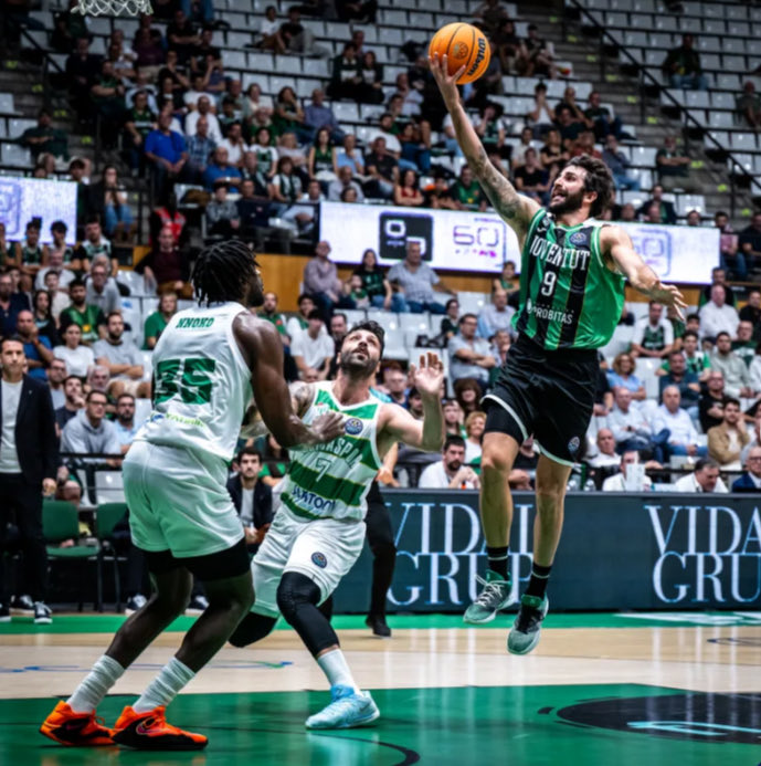 Mario Gómez (@gomezmario7) on Twitter photo La Penya cumple con nota y da un paso de gigante para luchar por la 1a plaza en la BCL venciendo cómodamente al Bursaspor (94-67). Los verdinegros arrollan a su rival en otra buena actuación conjunta y se preparan para el gran reto en el Roig Arena la próxima jornada ACB. La Penya cumple con nota y da un paso de gigante para luchar por la 1a plaza en la BCL venciendo cómodamente al Bursaspor (94-67). Los verdinegros arrollan a su rival en otra buena actuación conjunta y se preparan para el gran reto en el Roig Arena la próxima jornada ACB.