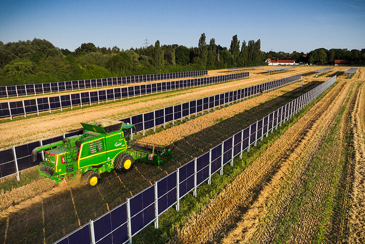 Kl_Stone's tweet image. 2/x

..Der erwartete Ertrag liegt bei rund 17 GWh/a.

Der Strom soll für Klimatechnik des Terminals sowie für die Betreibung der vielen E-Fahrzeuge verwendet werden

Vertikale #PV-Anlagen, die sehr wenig Platz verbrauchen werden -vielfach auch in der Landwirtschaft immer häufiger