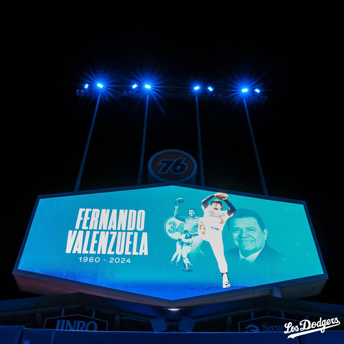 Nunca te olvidaremos, Toro. 💙

Un día como hoy hace un año, falleció el legendario Fernando Valenzuela.