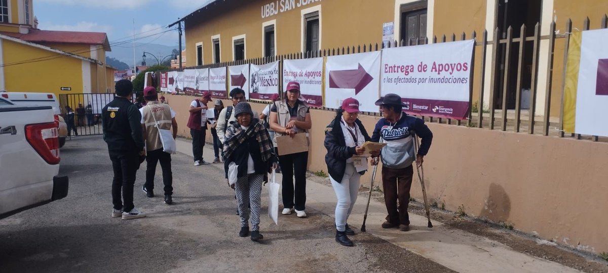Comenzó el #OperativoBienestar en #Querétaro. Las personas afectadas por las lluvias reciben su primer apoyo, un paso más en la reconstrucción y el acompañamiento por su #Bienestar.

#MauricioHernándezNúñez 
#HumanismoMexicano 
#PrimeroLosPobres