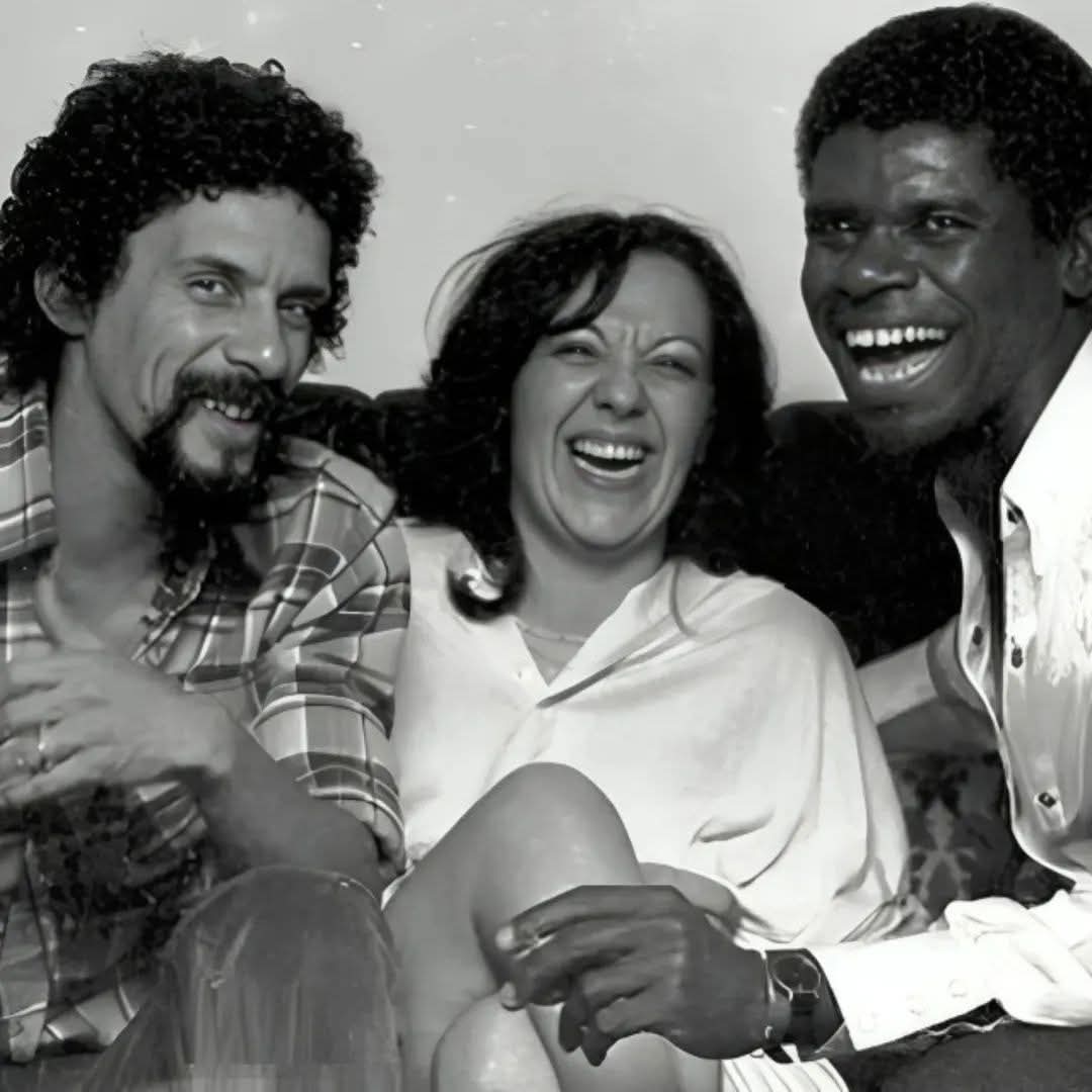 NOSTALGIA!🚨 "Espere Por Mim, Morena", composta por Gonzaguinha em 1976, é um clássico que transborda amor, saudade e esperança. 

Com versos como “tire um sono na rede” e “deixa a porta encostada”, a canção evoca a simplicidade e o calor do lar, mesclando a partida com a