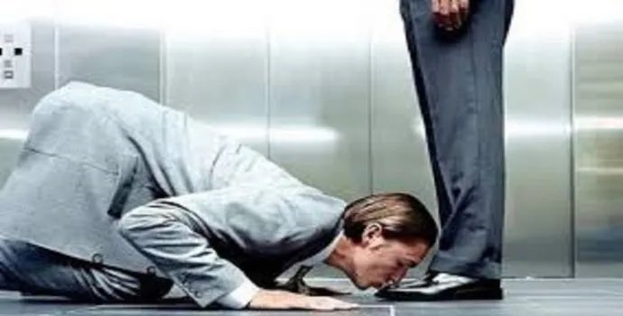 Yolcu selam verip “Hafız! Dikkat et!İnsanoğlu  farkına varmadan kula kulluk eder O da dünyaya kulluk eder”dedi ve yürüyüp gitti

#GölgemVeBen