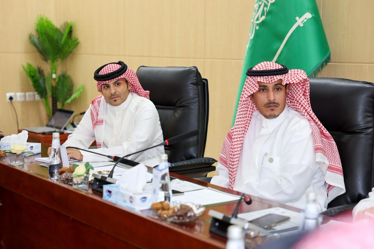AlshamalChamber's tweet photo. ضمن توجيهات سمو #أمير_الحدود_الشمالية حفظه الله،
أقامت #غرفة_الشمالية بالتعاون مع نادي المسؤولية الاجتماعية ورشة عمل مغلقة بعنوان:
**«أبعاد المسؤولية الاجتماعية والتنمية المستدامة وفق رؤية المملكة 2030»**
 لبحث الممارسات المثلى ودور المسؤولية الاجتماعية في تحقيق التنمية المستدامة وتعزيز الأثر الإيجابي في المجتمع.
@SRC_HAWI