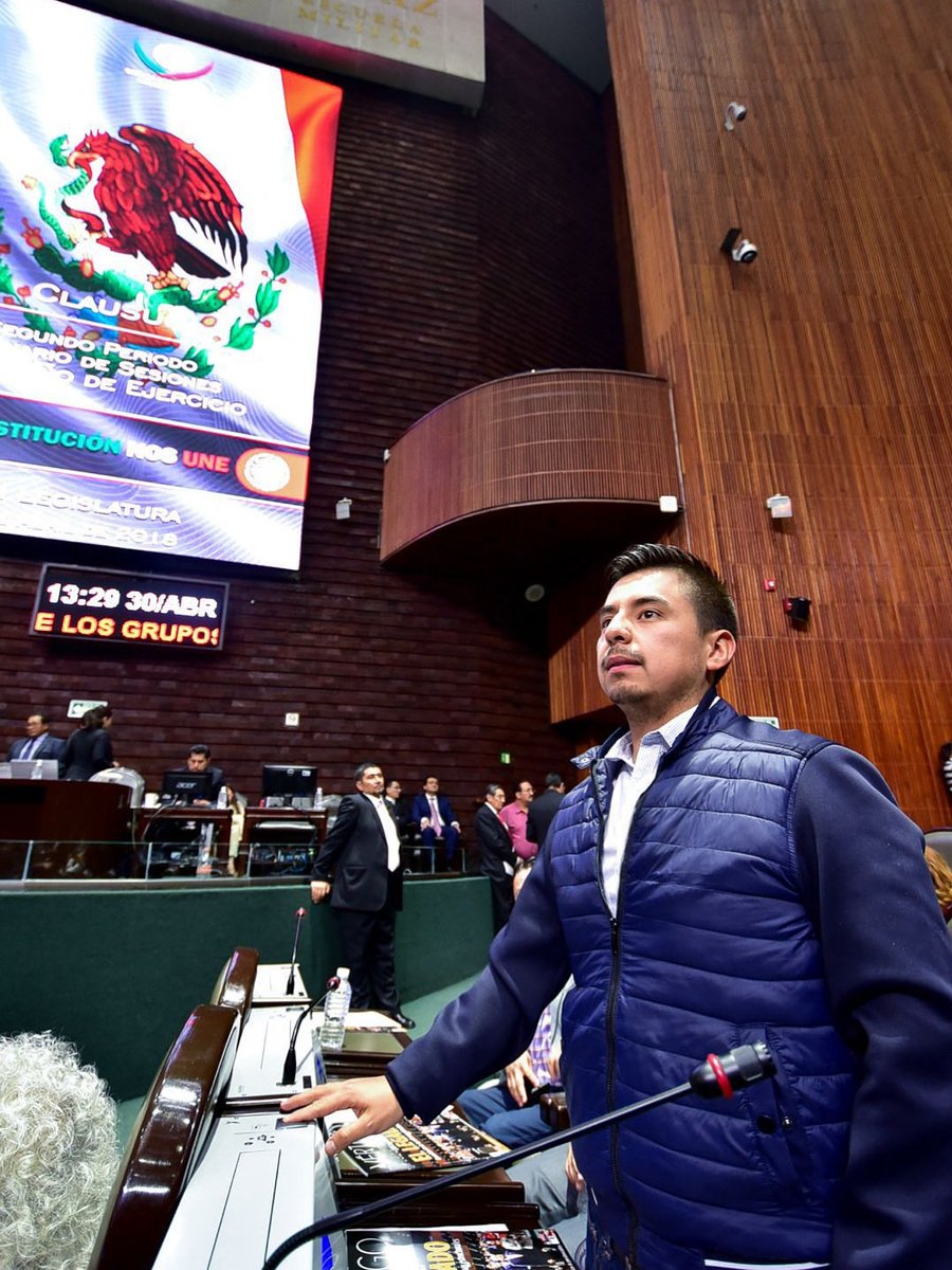 Esta foto es de hace 10 años, tenía tan solo 22 años, el Presidente Andrés Manuel López Obrador y el pueblo me dieron la oportunidad de representar al pueblo de Chiapas junto a la primera bancada de nuestro partido-movimiento Morena en la Cámara de Diputadas y Diputados. 

Desde