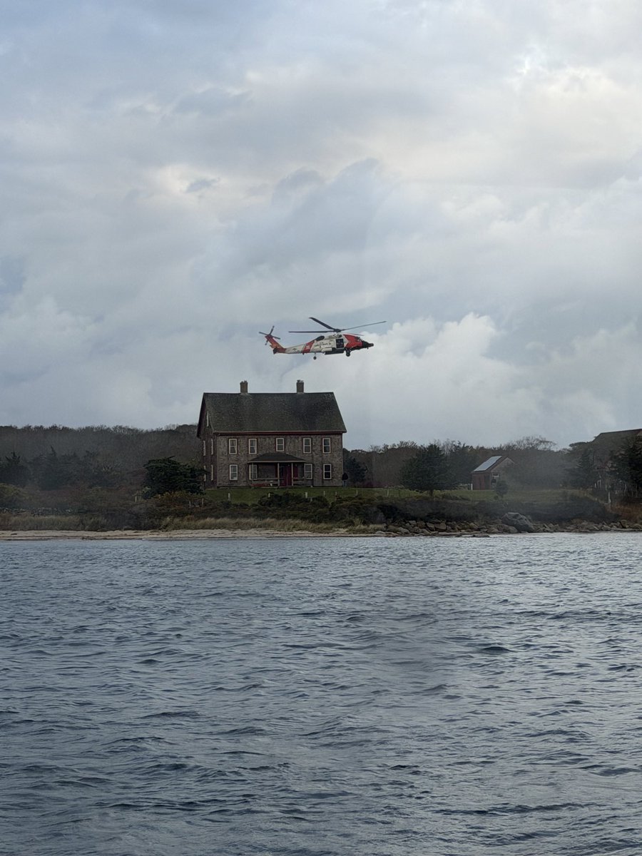 🚨 #SearchandRescue 🚨 

<a href="/USCG/">U.S. Coast Guard</a> members rescue 3 boaters off Naushon Island after their 30-ft vessel caught fire. 

More details in our press release 🔗 news.uscg.mil/Press-Releases…