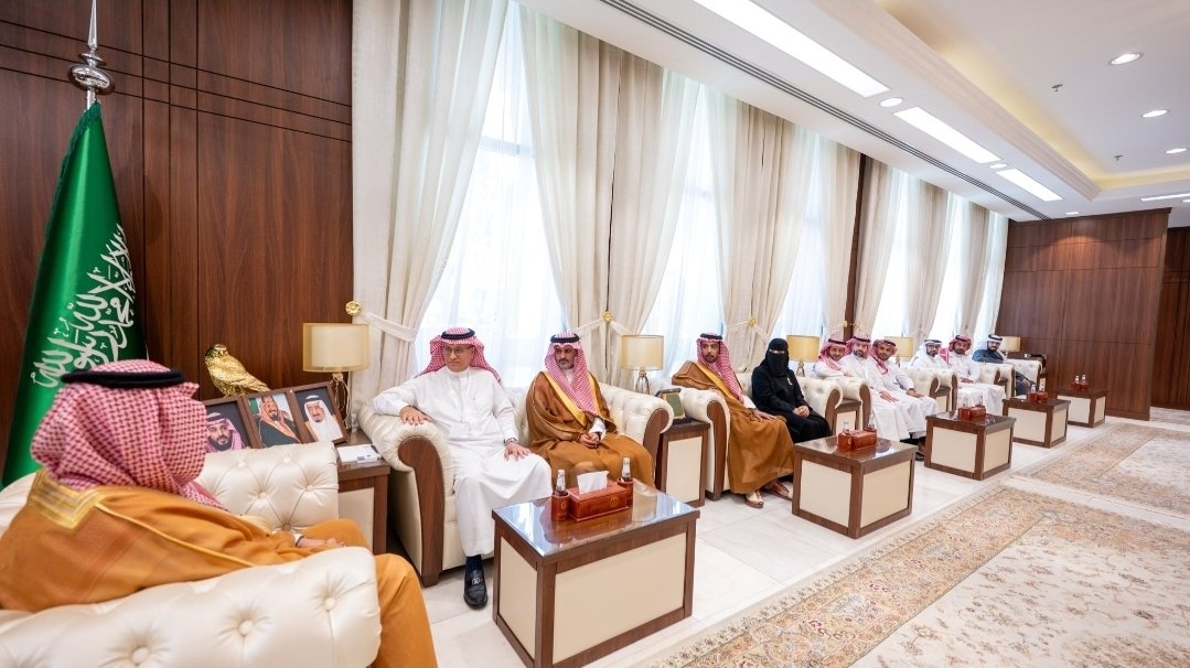 DrAlsohaibani's tweet photo. تشرفت هذا اليوم انا وزملائي من قسم الطب الباطني بمستشفى الملك فيصل التخصصي ومركز الأبحاث بالسلام ولقاء صاحب السمو الملكي الأمير عبدالعزيز بن سعد آل سعود أمير منطقة حائل في مكتب سموه بحضور مدير عام فرع وزارة الصحة أ. سلطان المسيعيد والرئيس التنفيذي لتجمع حائل الصحي م. حاتم الرشدان ود. منيعم الشمري رئيس قسم الباطنه بمستشفى الملك سلمان التخصصي، حيث أثرى سموه اللقاء بحديث حول مستقبل الرعاية الصحية في منطقة حائل ومناقشة سبل تطويرها. 
جزى الله سموه خير الجزاء على اهتمامه ودعمه المتواصل وحرصه الدائم على تطوير الخدمات الصحية لأهالي المنطقه. 
#حائل #صحة_حائل #الرعاية_الصحية #تطوير_الخدمات_الصحية