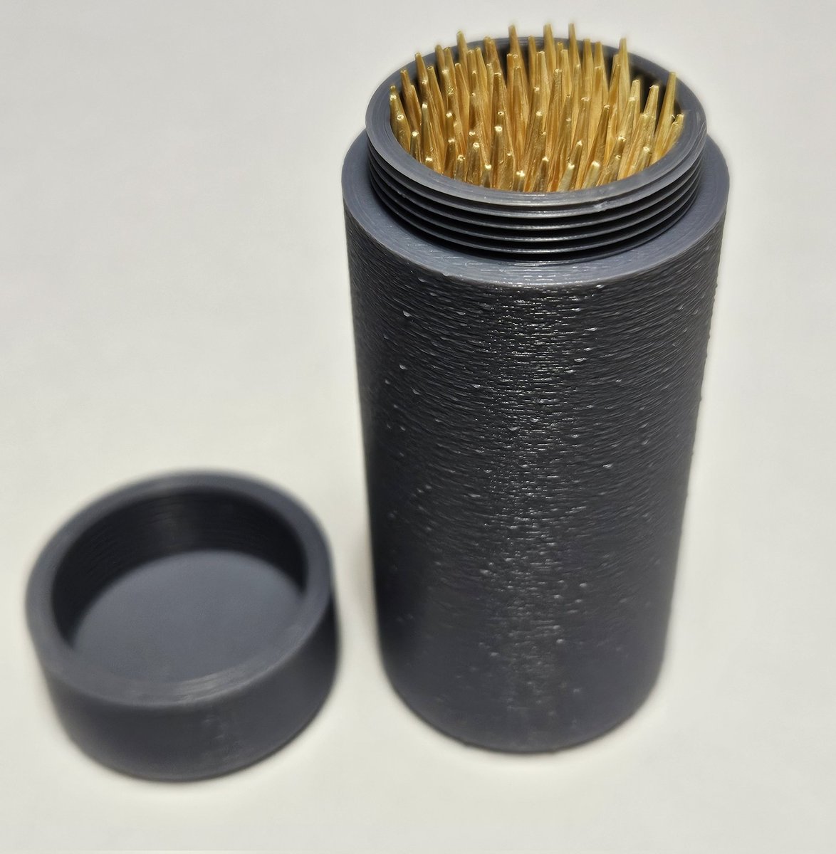 MaurusM_AI's tweet image. &quot;Mater artium necessitas&quot;
Incredibile quality of @Prusa3D
Core One for this model made in @FreeCADNews.
I&apos;m so proud for the result, the threads are great and when closed with the cap it looks like a single object, stunning. @josephPrusa #freecad #3DPrinting #3DDesign #design