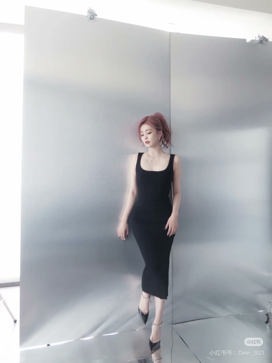 Dramababy__'s tweet image. This upgraded version of Bai Meng Yan comes with an inbuilt halo, a feature especially designed for blinding onlookers and making them fall in love instantly.
#BaiLu
#白鹿