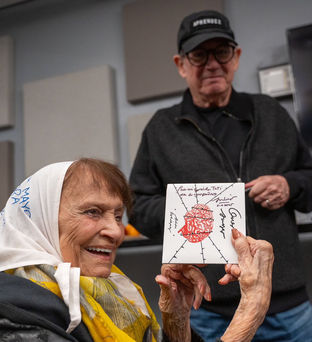 Silvio Rodríguez visitó a Taty Almeida en la previa de su recital en el Movistar Arena. 

📷 <a href="/kalofotograma/">Kaloian</a>

corta.com