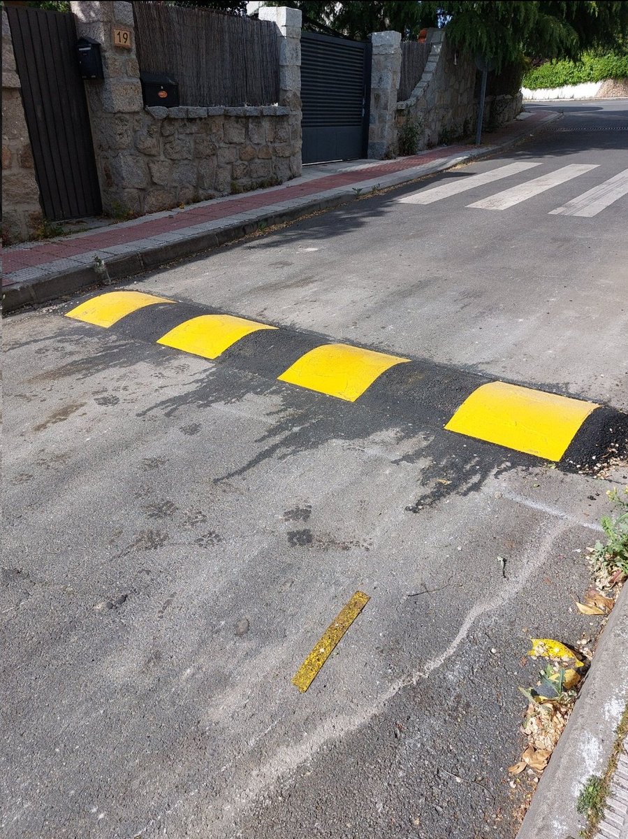 Estos resaltos son INSUFRIBLES. Por favor 🙏, rectifiquen, sustitúyanlos, hay resaltos eficaces pero mucho menos agresivos.
Resaltos eficaces SÍ, agresivos NO.
#Moralzarzal