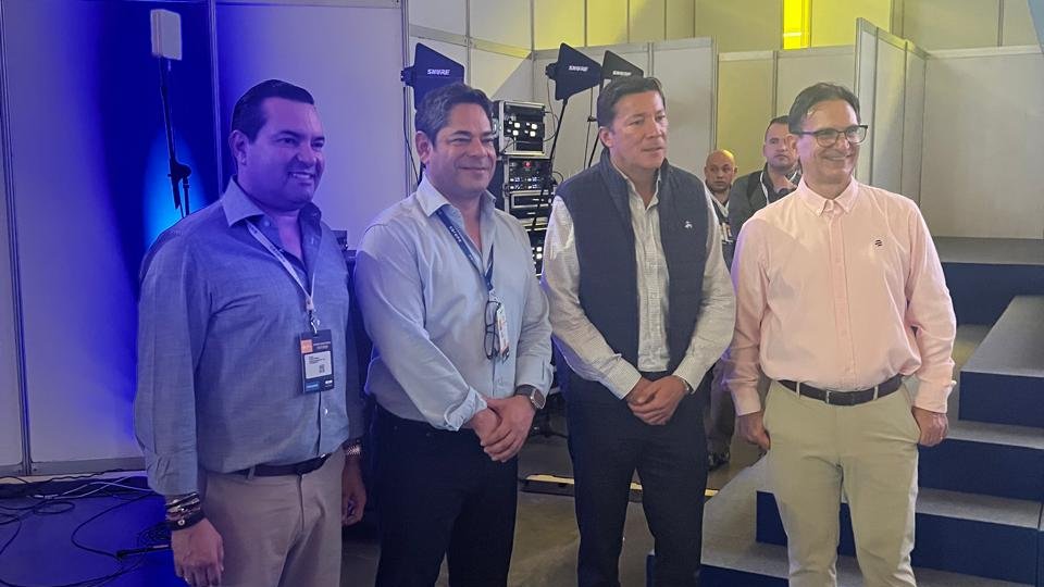 #AEstaHora nuestro director ejecutivo, <a href="/DidierTaveraA/">Didier Tavera</a>, acompaña al presidente ejecutivo de <a href="/CamacolColombia/">Camacol Colombia</a>, <a href="/GHerreraCas/">Guillermo Herrera Castaño</a>, en el #CongresoCamacol2025, el evento más importante del sector, donde líderes, empresarios y expertos se reúnen para analizar los retos, las oportunidades y
