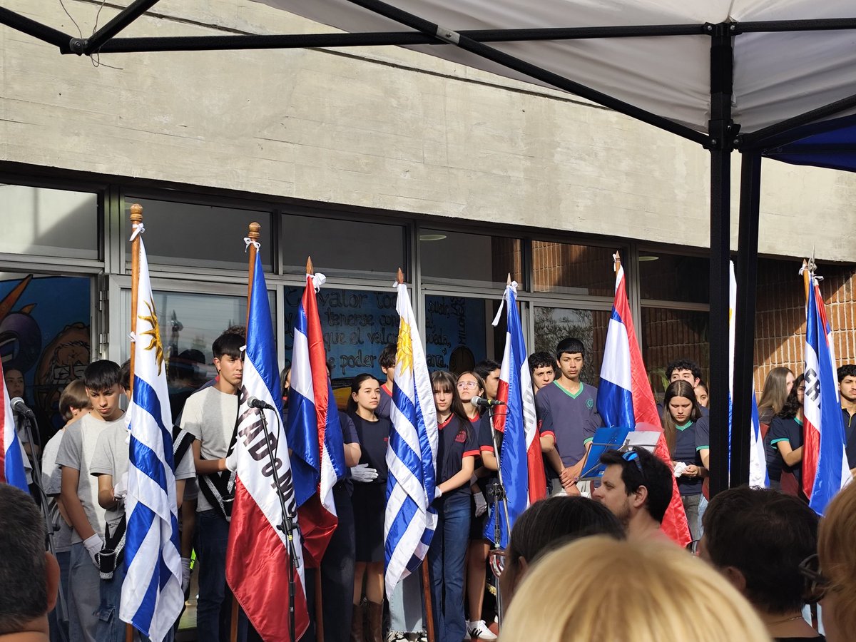 Designacion del Liceo No 5 de Tacuarembó con el nombre de Washington Benavidez. Un reconocimiento a su trayectoria como poeta, escritor y docente.