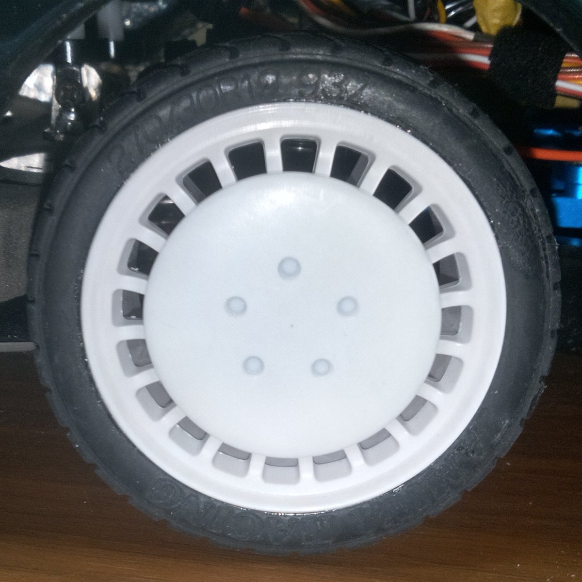 IG_RC_gunmetal's tweet image. 裏の1㎜の部分に強力両面テープを貼り、ラリーディッシュホイールに貼り付け
縁に爪を引っ掛けて強く引っ張って何とか取れるくらいの粘着力なので、ダイレクトヒット以外なら剥がれることはなさそう

#Knight2000 #ナイト2000
#APlastics
#TT02
#ラジコン