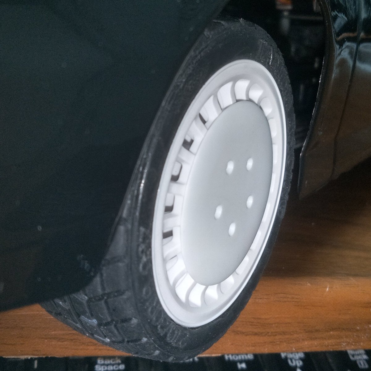 IG_RC_gunmetal's tweet image. 裏の1㎜の部分に強力両面テープを貼り、ラリーディッシュホイールに貼り付け
縁に爪を引っ掛けて強く引っ張って何とか取れるくらいの粘着力なので、ダイレクトヒット以外なら剥がれることはなさそう

#Knight2000 #ナイト2000
#APlastics
#TT02
#ラジコン