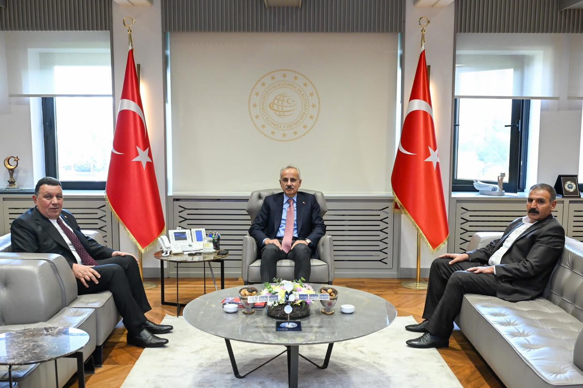 MHP Şanlıurfa Milletvekili İbrahim Özyavuz ve iş adamı Emin Yetim ile birlikte Ulaştırma ve Altyapı Bakanı Abdülkadir Uraloğlu’yu makamında ziyaret ettiler.