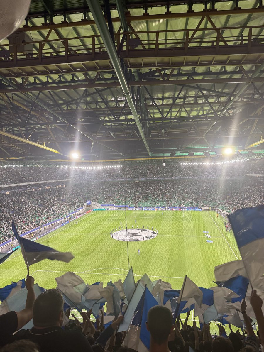 Dim__See's tweet image. Difficile de faire quelque chose à 12 contre 10 mdr. Par contre le parcage de MALADE bordel  🥵 #SCPOM