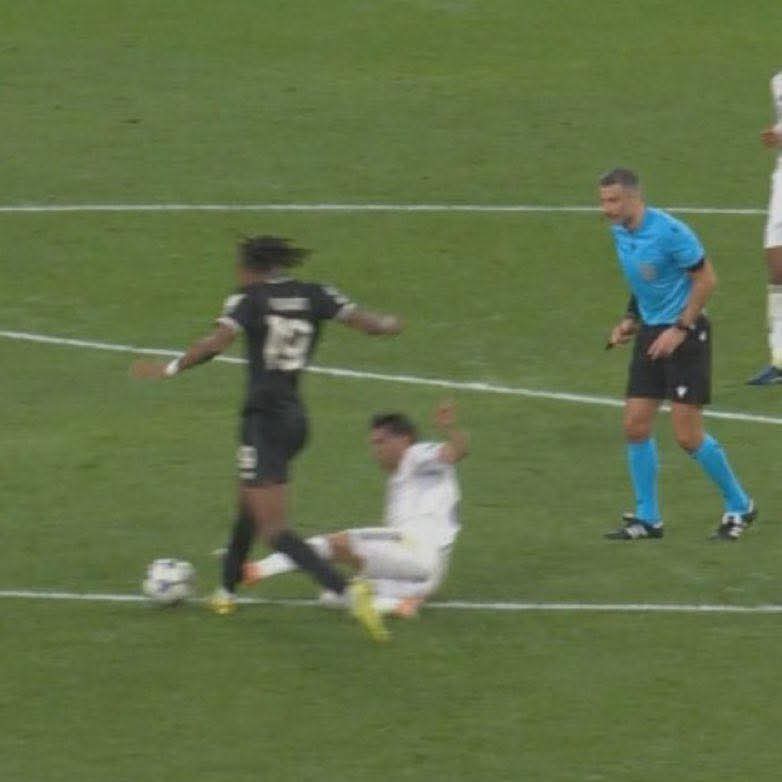 Mismo día.
Misma jornada.
Misma competición.

Roja para Taylor, jugador del Ajax.
Amarilla para Brahim, jugador del Madrid.